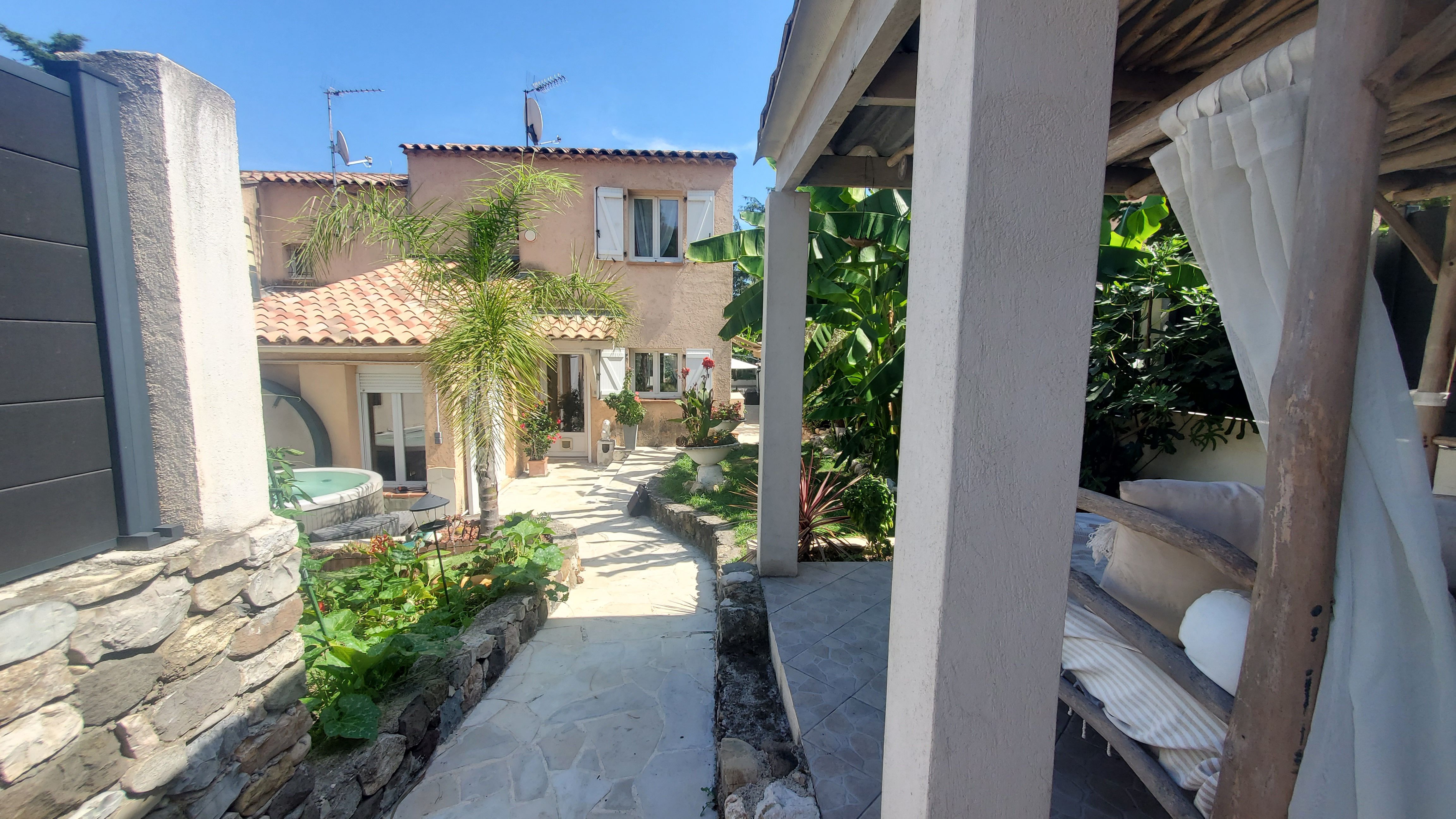Villa 5 pièces Villeneuve-Loubet 158m² — Le Carré d'Azur